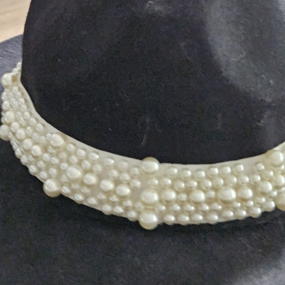 Elegant Black Hat with Pearl Detailing - Picture 3 of 4